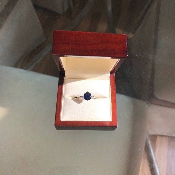 Platinum Sapphire solitaire ring - Picture 4 of 8